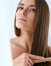 Prenditi cura dei tuoi capelli: i migliori rimedi anticaduta femminili